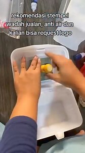 Stempel untuk sablon kemasan plastik, kardus, besi, sterofoam, kaca dll ...!! Buat tampilan brand kamu makin keren dengan stempel plastik berkualitas tinggi dari kami. Yuk, pesan sekarang! gratis tinta dan bisa bayar di rumah atau COD Untuk pemesanan silahkan hubungi 085784543163 atau klik wa wa.me/6285784543163 bisa d semua media ( plastik, sterofoam, kayu, kardus, besi kaca dll gratis desain logo | stempel plastik