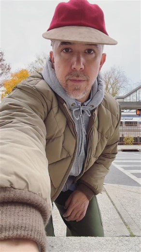 Live from Crestwood Station! Here’s a head to toe vintage look from Wooden Sleepers featuring a personal grail of mine, a 1950s era Eddie Bauer Skyliner. Rounding out the fit, I have a few new old stock pieces that I am enjoying breaking in - some 80s Red Wings and 60s ripstop cargos (U.S. military). Up top a thermal lined Camber zip up hoodie and 70s Brooks Brothers oxford cloth shirt. Hat is recent from @beams_plus and @quakermarine. Ivy, outdoors, military and workwear all in one fit - the “W
