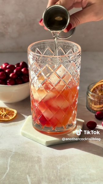 This cranberry orange whiskey sour is a vibrant cocktail that balances the rich, warmness of whiskey with tangy cranberry and bright citrus. This egg-free sour is a smooth and refreshing take on the classic whiskey sour that’s perfect for the holiday season. #whiskeysour #cranberryorange #sourcocktail #whiskeycocktail #drinktok