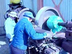 Wheel lathe in operation