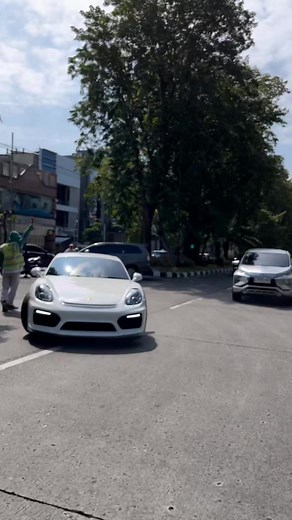 Porsche Cayman vs Xpander Surabaya