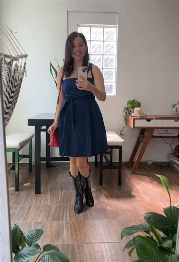 Outfit Comodín con Vestido Azul Marino y Botas Vaqueras