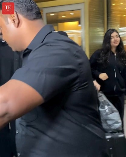 Abhishek Bachchan, along with wife Aishwarya Rai Bachchan and daughter Aaradhya, are back after celebrating the New Year. The family was seen making an appearance in all-black outfits as they arrived at Mumbai airport #AbhishekBachchan #AishwaryaRaiBachchan #AaradhyaBachchan #BachchanFamily | ETimes