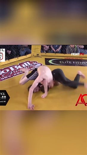 💥 Intense Cage Fight: See Who Wins This Brutal Grapple! 💥
