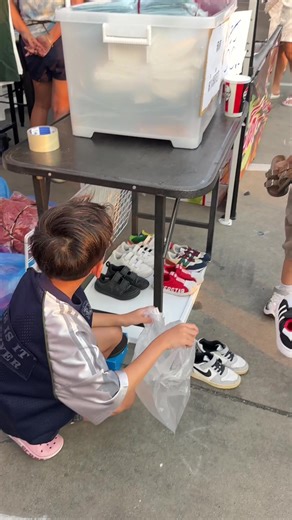 พ่อค้าขายรองเท้ามือสองครับ #ตลาดหม่ำกับโหน่ง หน้าโลตัสนครนายก 3-4-5 เมษายน เปิดทุกวันศุกร์เสาร์อาทิตย์นะครับ อย่าลืมมาเที่ยวกันด้วยนะครับ #พี่win #เก็บไว้ให้วินดู