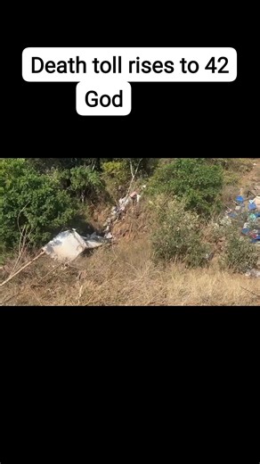 The death toll from the bus crash on the N1 outside Louis Trichardt in Limpopo now stands at 42. More than 30 passengers have been taken to hospital. The bus lost control and rolled down an embankment and landed on its roof. #sadnewsupdate | Jasi Prim Kay