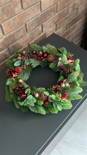 Karácsonyi ajtódísz bergővel, lótusz termésekkel 🎄 Toboz, fenyő, gömbök, rusztikus bergők, fahéj rudacskák, termések, bogyók~ A megunhatatlan klasszikus karácsonyi kellékeket és formákat pezsgő színű érdekességekkel egészítettem ki. 📦Csomagfeladás (Foxpost, Packeta, MPL) vagy személyes átvétel az Ajka-Veszprém vonalon. Érdeklődni, rendelni üzenetben tudtok.🤎 #karácsony #dekoráció #kézműves #kézművestermék #handmade #vegyélhazait #homedecor #homedecorideas #ajtódísz #christmas