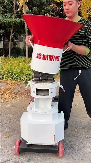 Watch this powerful pellet making machine in action! 🌽🥦#feedmill