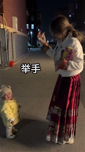 那个乖宝宝要玩摔炮！@爱丽丝Alice #带娃日常 #00后带娃#爱丽丝带娃#胖虎的爱丽丝