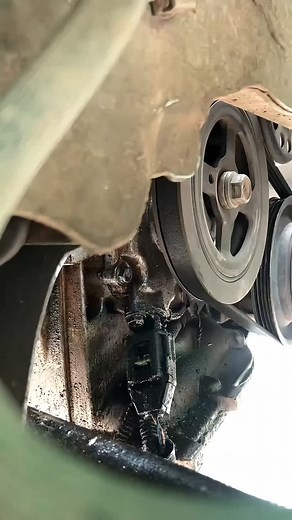 How to remove and clean the CKP crankshaft sensor 👍 #mechanic #autorepair #CKPsensor #crankshaft #viral #trending #reels | LAVYA MOTORs