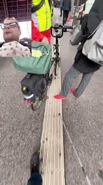 Fremder Mann rammt blinden Papa mit Baby in der Trage. LEITSTELLEN FREIHALTEN ‚