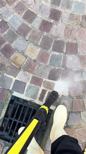 Nettoyage de pavés devant maison ou commerce 🧼 Pavés noircis, mousses incrustées, mauvaises herbes, traces de pollution et saletés accumulées… Avec le temps, les pavés perdent leur couleur d’origine et donnent un aspect négligé à l’extérieur. Résultat : des pavés propres, ravivés et une entrée qui retrouve tout son éclat ✨ 📩 Vous êtes particulier ou professionnel ? 📞 Contactez-nous pour un nettoyage de pavés en profondeur, efficace et soigné 📍 Intervention et devis rapide