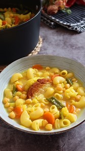 Receta de SOPA DE VERDURAS Y GARBANZOS CON CÚRCUMAIngredientes para 4 personas:1,5 l de caldo de pollo o verduras1 puerro200 g de coliflor150 g de judías verdes1 zanahoria 2 dientes de ajo½ cucharadita de cúrcuma en polvo160 g de pasta tiburones200 g de garbanzos cocidos4 rebanadas de panSal, aceite de olivaElaboración:1. En una cazuela con un chorrito de aceite sofríe los dientes de ajo picados. Añade el puerro cortado en rodajas y cocina hasta que empiece a dorarse. Incorpora la zanahoria cort