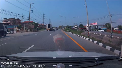Truck's tyre explodes smashing passing car on highway in Thailand