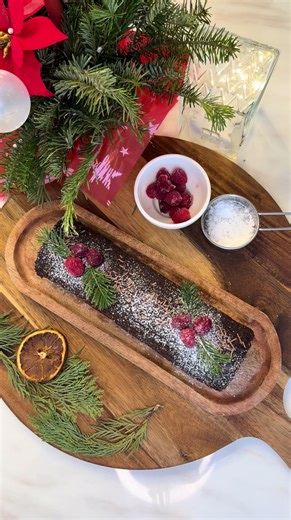 🍫 RULADĂ CU CACAO & CREMĂ FINĂ Pufoasă, fără zahăr rafinat, perfectă pentru un desert rapid 🤎 ✨ Ingrediente blat: \t•\t5 ouă \t•\t4 linguri zahăr de cocos \t•\t2 linguri cacao neîndulcită \t•\t3 linguri făină \t•\t½ plic praf de copt \t•\t1–2 linguri ulei \t•\tun praf de sare ✨ Ingrediente cremă: \t•\t100 g cremă de brânză \t•\t1 lingură miere \t•\t150 g budincă de ciocolată (rece) 👩‍🍳 Mod de preparare: \t1.\tBatem albușurile cu sarea până devin spumă tare. \t2.\tAdăugăm zahărul de cocos tre