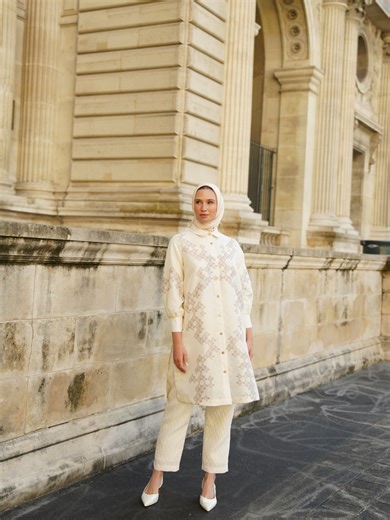 Raya looks made special through the details that make the difference. Our Raya Collection is filled with statement touches that turn every outfit into something worth celebrating. Have you chose your favorite look? — Tampilan Raya yang terasa lebih istimewa dengan detail-detail yang membuat perbedaannya. Koleksi Raya Buttonscarves hadir dengan sentuhan statement yang menjadikan setiap outfit terasa pantas untuk dirayakan. Jadi, sudah pilih look favoritmu? #Buttonscarves