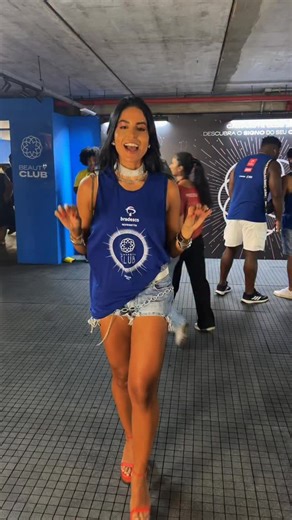 RAIO DE LUAR | Lifestyle on Instagram: "Cheguei no Camarote Club, escolhi meu modelo e em minutos meu abadá já estava completamente diferente. Customizado ali, na hora. Modelagem perfeita, zero chance de encontrar outro igual ao meu. E do meu jeitinho. O Camarote Club é uma experiência única e completa. Não é só sobre estar no Carnaval, é sobre viver cada detalhe. Mas agora me diz você… o que você achou da minha customização? 🔥✨"