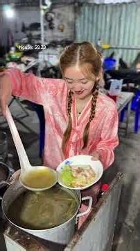 Tranh cãi khi thấy người đàn ông dùng nước lấy trực tiếp từ bụng dê chan mì cho khách #shorts