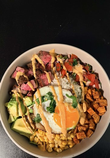 So Geschmackvollen Protein haltige Steakl Bowl Hast noch nie gegessen, Vetrau mir 🔥🔥 Zutaten für 3 Personen Für den Steak * 1 Rib Eye Steak * 15 g Butter * 1 Löffeln öl zum Braten * Salz, Pfeffer Grob * Thymian * Rosmarin * 2 Knoblauchzehen Gebackene süße Kartoffeln * 1 Süß Kartoffeln würfeln * Thymian * Salz Pfeffer * 1 L Löffel Olivenöl Tomaten salsa * 1 Tomate * 1 Rote Zwiebel * Etwas Oregano * Olivenöl * 1 Limette * Salz Pfeffer Sriracha sauce * 2 El Löffel Mayonnaise * 1 El Löffel Srirach