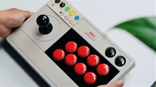 八位堂8BitDo街机摇杆手感扎实，兼容PS/PC/Xbox，京东自营发货快。游戏党必备，连招跟手不卡顿，家用聚会开黑超爽！