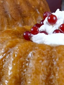 ✨ Babà Savarin: il re delle bagne! ✨ Morbido, profumato e perfetto per le occasioni speciali. Ecco la ricetta per uno stampo da 24-26 cm, per circa 20 porzioni golose! 😋 📌 Ingredienti per l’impasto: 📌 350 g farina manitoba 📌 4 uova medie 📌 80 g latte 📌 25 g zucchero 📌 15 g lievito di birra fresco (oppure 5 g secco) 📌 6 g sale 📌 70 g burro 📌 Per la bagna: 📌 1 L acqua 📌 500 g zucchero 📌 100 g rum (o altro liquore) 📌 q.b. bucce di agrumi (arancia/limone) e cannella 🔑 Procedimento in 