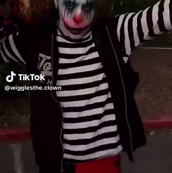 Our sister haunt came through so thanks @★ 𝓳𝓾𝓵𝓲𝓼𝓪 ★ for the video! #hauntedhouse #clown #chainsaw #halloween #spooky