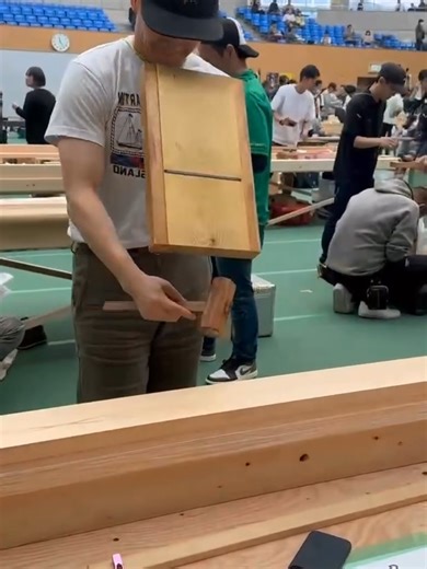 Man Silences All at Wood Carving Competition