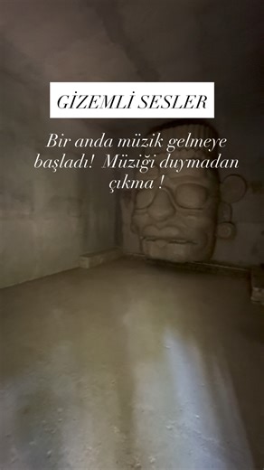 Buse Guney on Instagram: "🌿 TULUM’DA ZAMANIN DURDUĞU BİR YER VAR… Burası klasik bir gezi noktası değil. Daha içeri girer girmez bunun bir botanik bahçe olmadığını anlıyorsun. Devasa ağaçların arasında taş tapınakları andıran yapılar, hayvan kafataslarından yapılmış ilkel ama estetik dekorlar, yer yer akan sular, küçük şelaleler, ve her köşede insanın içini titreten bir sessizlik var. Ama bu sessizlik… tam sessizlik değil. Tapınak gibi görünen yapılardan birinin içine girdiğimde, nereden geldiği