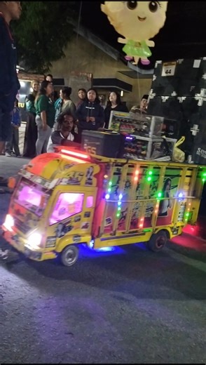 Miniatur truk fuso canter keren