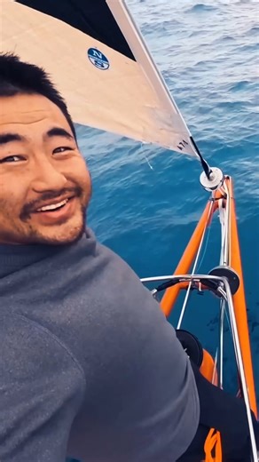 🇫🇷 À l’occasion de la Journée mondiale des animaux, re-découvrons les moments magiques vécus par nos skippers avec dauphins, baleines et albatros… 🐬🐋 Ces rencontres incroyables, capturées dans cette vidéo, nous rappellent toute la beauté et la richesse de la vie marine. 🌊 🇬🇧 On World Animal Day, let's rediscover the magical moments our skippers have experienced with dolphins, whales, and albatrosses... 🐬🐋 These incredible encounters, captured in this video, remind us of the beauty and r