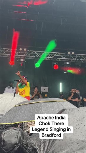Apache India Chok There Legend Singing in Bradford