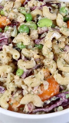 The easiest most delicious VEGAN TUNA PASTA SALAD you’ll ever make 😱 For full recipe go to this blogpost: https://thecheaplazyvegan.com/vegan-tuna-pasta-salad/ This lazy version of vegan tuna pasta salad is so flavourful, packed with fresh veggies and takes less than 20 minutes to make!! 😋 Chickpeas, red onion, celery, and any crunchy vegetables are the star of this dish along a delicious a creamy dressing. It’s high protein and so satisfying… Great dish to bring to family gatherings or potluc