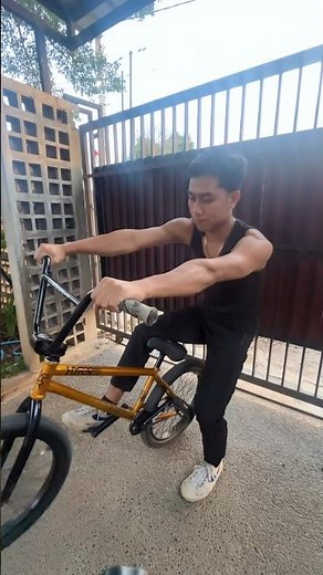 Manual / wheelie tutorial on a BMX bike - basic tricks #bmx #bike #learnbmx