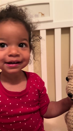 Ms. Tally woke up in the best mood this morning and made her crib mates give Tiddy morning kisses. Tiddy can’t wait to see what Tally does every day at her door #morning #morningkisses #mydaughter