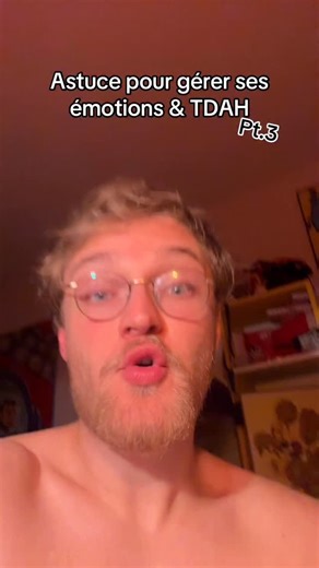 Et toi tu as déjà essayé les douches froides ? 🧊 Depuis 3 ans, les douches froides m’ont transformé dans ma gestion du TDAH et de mes émotions intenses. Le ressenti que j’ai sous l’eau froide est exactement le même que lorsque je dois contrôler des émotions qui veulent exploser : ça demande de se calmer, de se détendre malgré l’inconfort. Le secret ? Ne pas se rigidifier sous le froid, mais vraiment apprendre à se détendre. C’est un entraînement mental quotidien qui renforce ma capacité à gérer