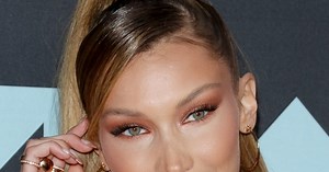 Foxy eyes – ten makijaż jest hitem. Jak za pomocą kreski unieść kąciki oczu i nadać im pociągły kształt?