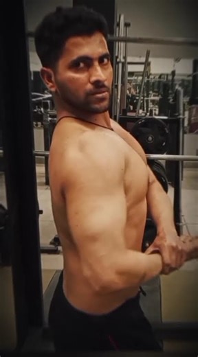 Bulking Bodybuilder Posing 💪 | Wings Pose, Side Chest & Triceps Pose 🔥