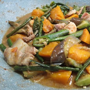 My version on how to make Pinakbet Tagalog. Taob na naman ang kaldero! Full recipe here > https://bit.ly/3ZKoz7d YouTube > https://youtu.be/-83a-5_n-t4 Ingredients 2 tbsp cooking oil 1 medium onion, sliced 4-5 cloves of garlic, sliced 2 medium tomato, sliced 1/2 lb pork belly, sliced thin 1/2 tsp ground pepper 2 tbsp bagoong 1 cup water 2 cups yellow (kalabasa) squash 1 bunch long (sitaw) beans, 2 medium ampalaya 8-10 pieces okra, 1-2 large eggplant 1/2 lb shrimp fish sauce or salt as needed | C