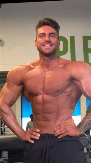 More back workouts in our brand new YouTube video. Here’s a full #backworkout with IFBB Pro @febo_gambacorta_ifbb_pro - one of seven expert sessions we compare in our new YouTube video #backday #gym #workout | Fit Media Channel