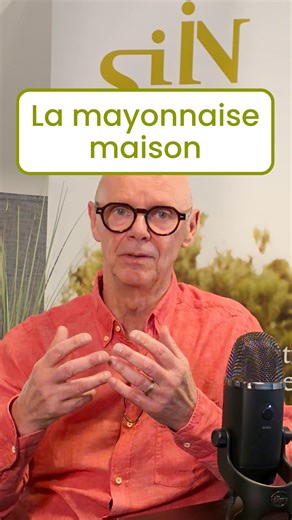 Institut de formation | Micronutrition | Nutrition Santé on Instagram: "🧑‍🍳La mayonnaise MAISON un excellent exemple de science culinaire au service de la santé. ✖️Les versions industrielles combinent souvent huiles raffinées riches en oméga-6, émulsifiants artificiels et additifs, associés dans les études observationnelles à une moindre qualité nutritionnelle globale. 🧑‍🍳À l’inverse une mayonnaise maison avec des ingrédients santé soutient la santé cardiovasculaire et limite la neuro-inflam