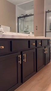 Here’s your sign to be bold & paint it black! Erika gave her bathroom an elegant and modern revamp with help from the Cabinet Transformations Kit! 📹: @peonyandhoney on Instagram http://spr.ly/6187YZUqX | Rust-Oleum