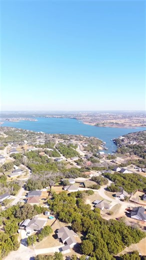 🚨 Did someone say Lake Granbury?!🚨 This home just hit the market TODAY and it’s a steal….. under $300k and located just MINUTES from the lake inside a gated community! 😳😳 Enjoy boat ramp access to Lake Granbury, a community pool, parks, and more, giving you the lake lifestyle without the lakefront price. 📩 Send me a message for the address!! #LakeGranbury #GranburyTX #Lakehouse #DFW #DFWRealtor