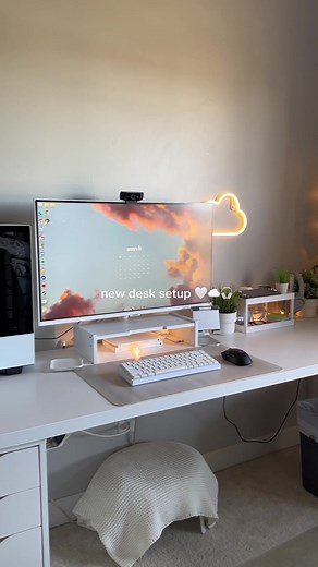 New Desk Setup for PC Gaming and Study | Samsung M7 | Yunzii Keyboard