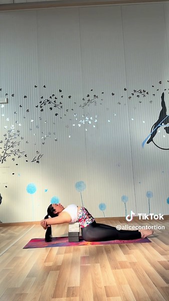 Just me trying to make my back say “wow” 😅💥 Who else is training that handstand bend? 👇 #FlexyBack #HandstandFlexibility #AerialVibes #FlexibilityJourney #PoleFlexibility