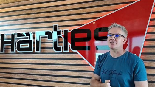 DEON GROOT Musiek het ons Luisteraars vandag meer kom vertel van sy nuutste album 💥 SEISOENE 🎼 Reeds sedert laasjaar Desember ook beskikbaar op alle digitale platforms 🎧 Vonk Musiek #HartiesFm #weesanders #onlineradiostation #Onderhoud #programme #DieHartShow #PieterMotiveer #DeonGroot #VonkMusiek | Harties FM