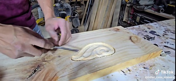 “Curso de talla con router – Parte 4 🛠️ Hoy usamos la broca de rebaje. Ideal para hacer cortes rectos, limpiar áreas y dar profundidad. Sígueme para seguir aprendiendo paso a paso desde cero.” #consejos #tutorial #carpinteria #aprendecarpintería #paratiiiiiiiiiiiiiiiiiiiiiiiiiiiiiii #hoy #tiktokviral