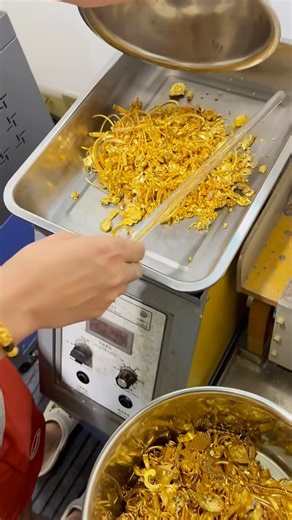 Immersive experience of the process of melting down old gold jewelry. #goldfactory #goldbar #gold