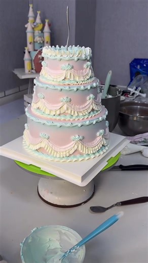 Delicious Vintage Ice Cream Cake Decorating Tutorial
