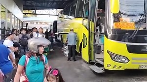 Dagsa na sa ilang bus terminal sa Cubao ang mga biyaherong pauwi na sa mga probinsya ngayong Sabado ng umaga, Dec. 20. | via Floyd Pajas, Teddy Balanza / News5 crew | One PH