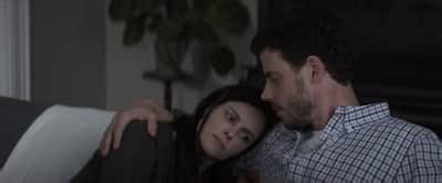 Après «Schitt’s Creek», François Arnaud retrouve Emily Hampshire dans la bande-annonce du film d’horreur indépendant «Mom»